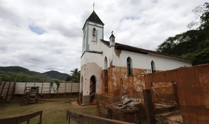 Localizada na comunidade rural da Gesteira, a Capela de N. Sra. da Conceição foi a mais atingida no munícipio mineiro de Barra Longa. Crédito da imagem: Tânia Rego/Agência Brasil.